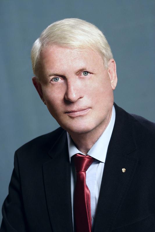 Куда можно поступить после 11 класса с обществознанием и биологией